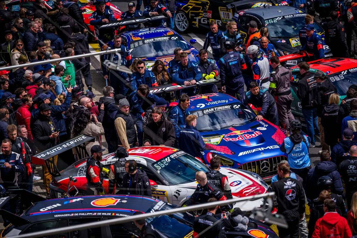 De Mercedes-AMG GT3 van Verstappen Racing op de grid voor de 24 uur van de Nürburgring