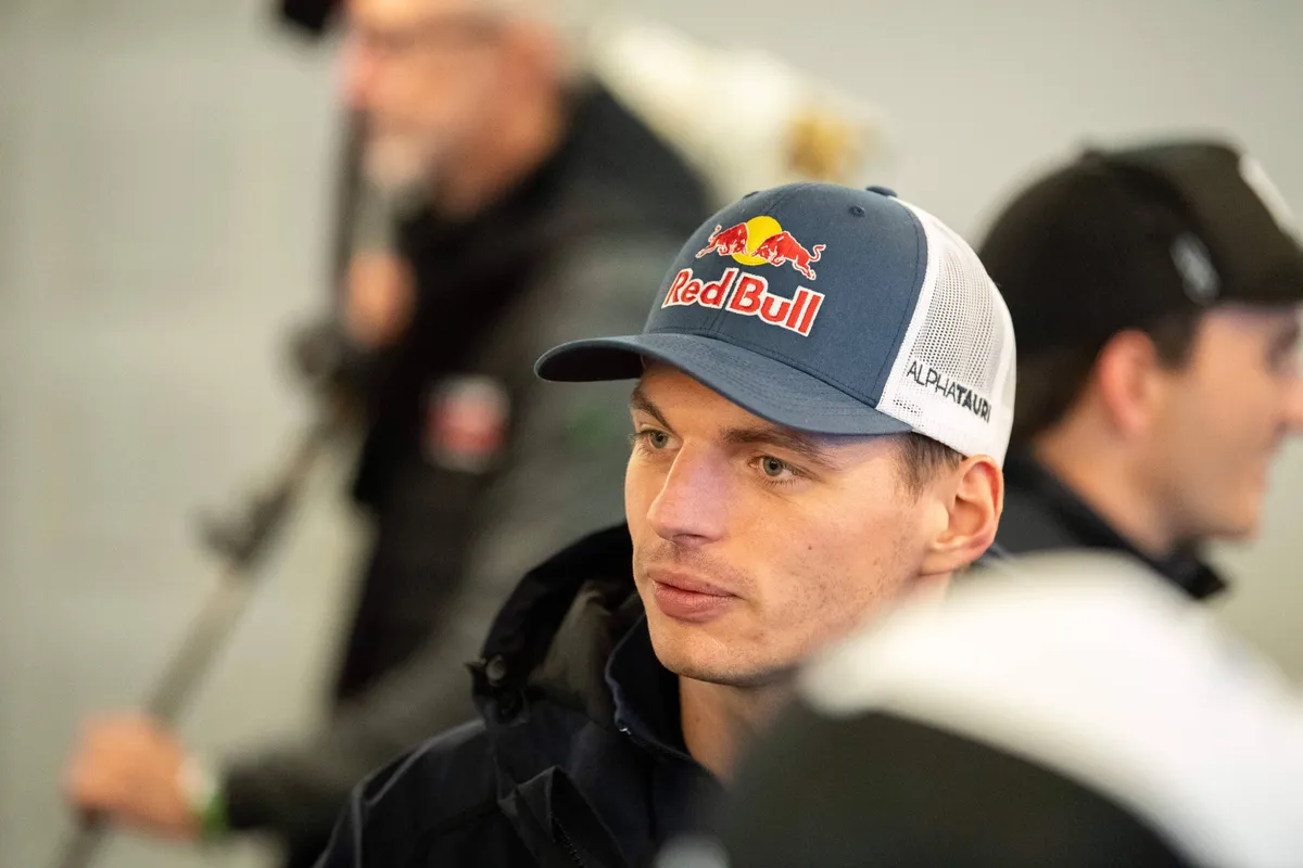 Max Verstappen tijdens de drivers briefing voor de 24 uur van de Nürburgring in 2026