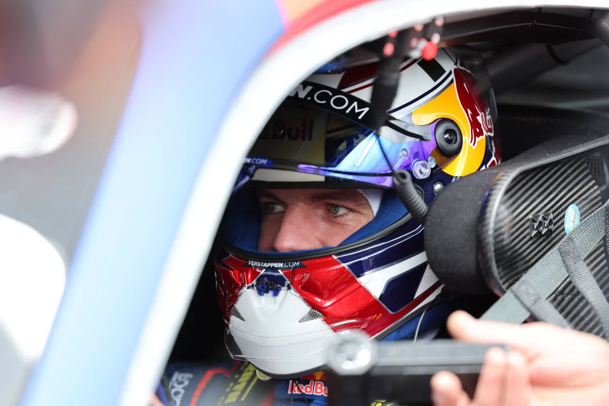 Max Verstappen in de cockpit van zijn Mercedes-AMG GT3-bolide tijdens Top Qualifying 3 voor de 24 uur van de Nürburgring
