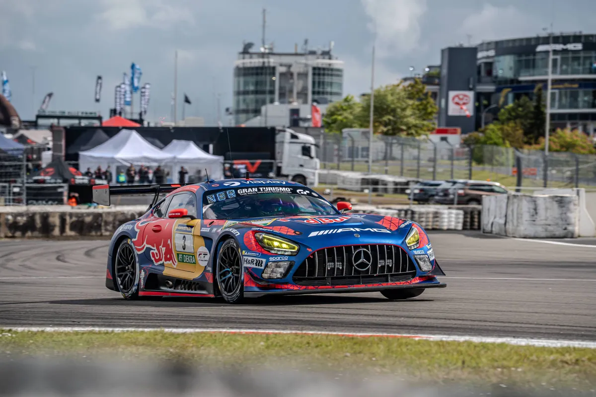 Max Verstappen op de Nürburgring tijdens de kwalificatie in zijn Mercedes-AMG GT3-bolide