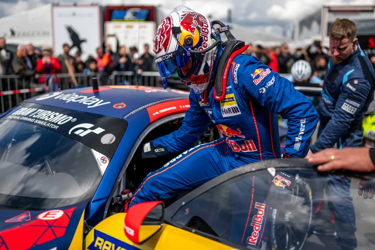 Max Verstappen stapt in zijn Mercedes-auto op de Nürburgring