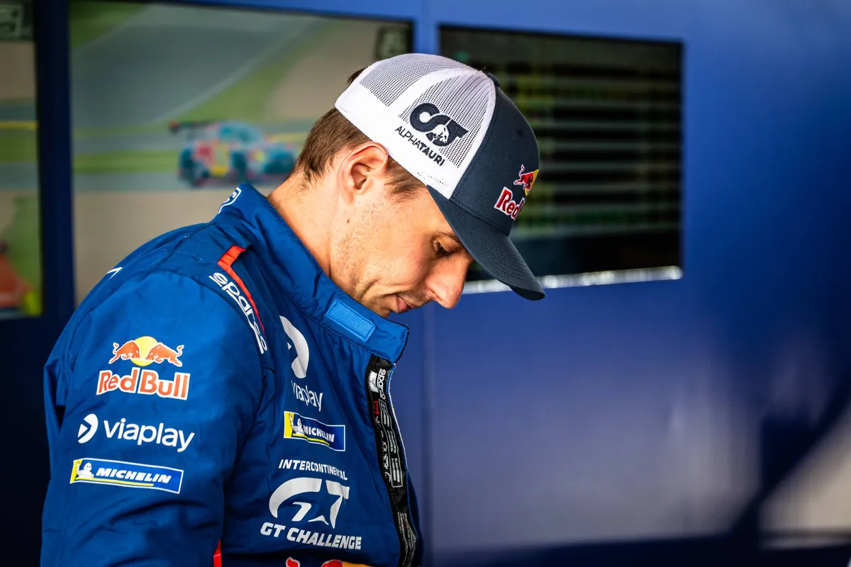 Max Verstappen maakt zich klaar om in de auto te stappen op de Nürburgring