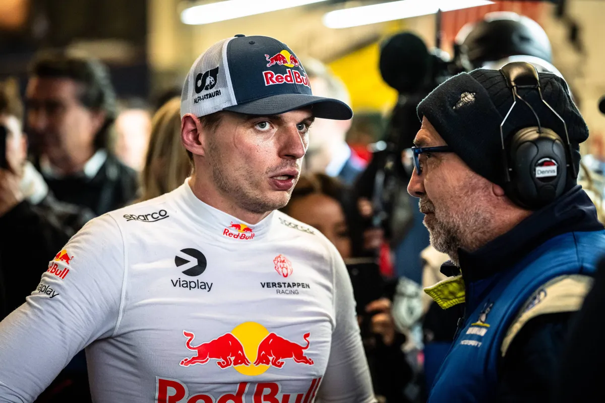 Max Verstappen op de Nürburgring in gesprek met zijn ingenieur
