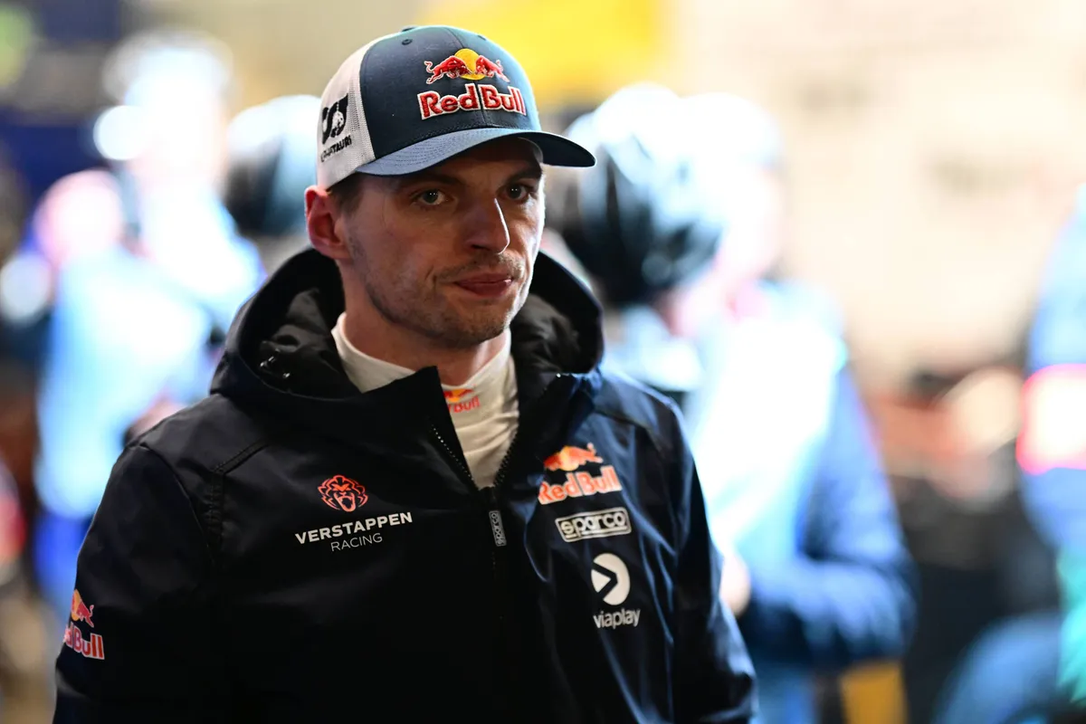 Max Verstappen in de nacht op de Nürburgring Nordschleife tijdens 24 uur van de Nürburgring