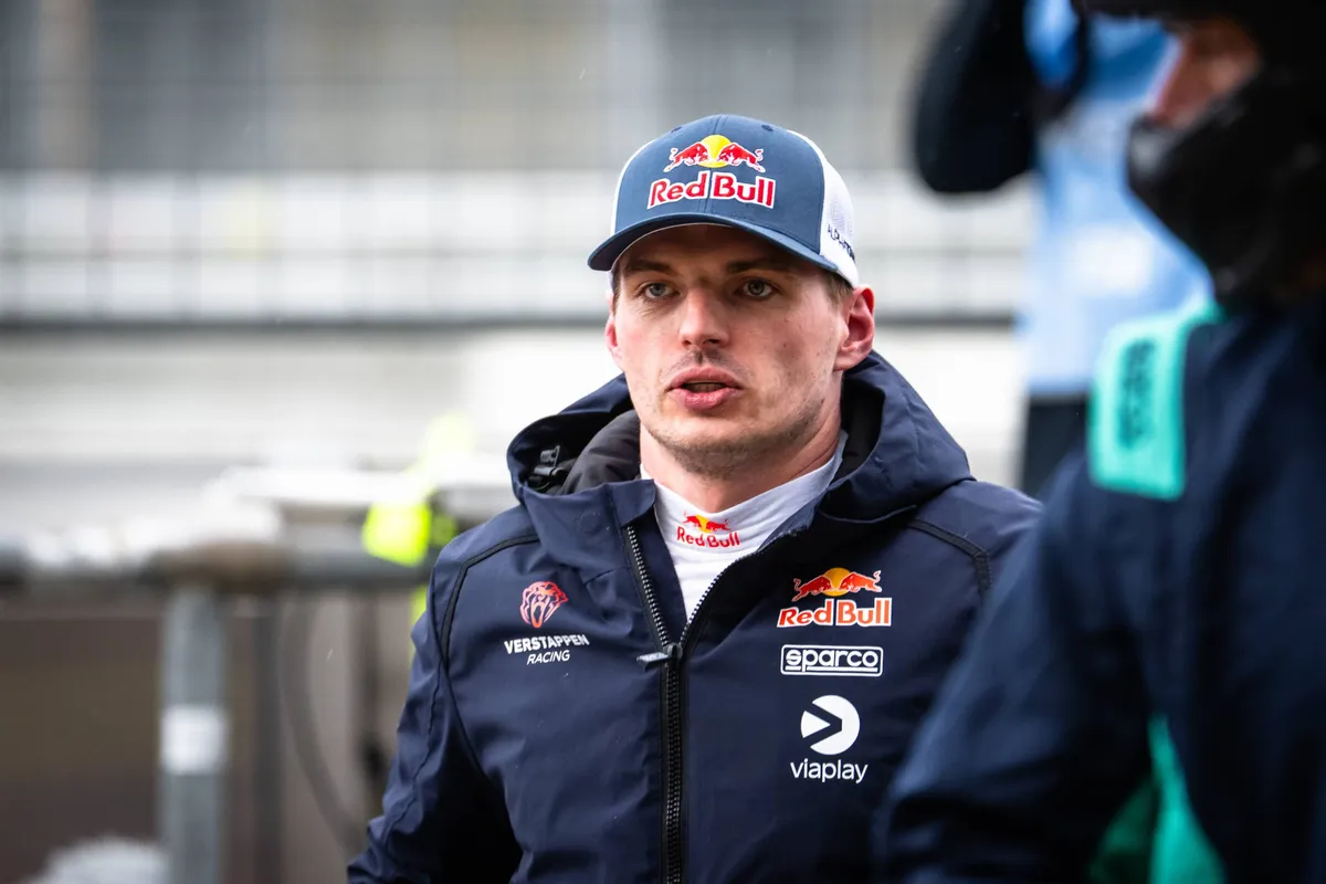 Max Verstappen in de pitstraat van de Nürburgring in 2026