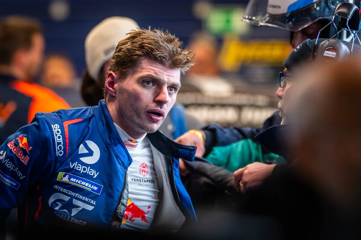Max Verstappen trekt zijn racepak uit tijdens de 24 uur van de Nürburgring