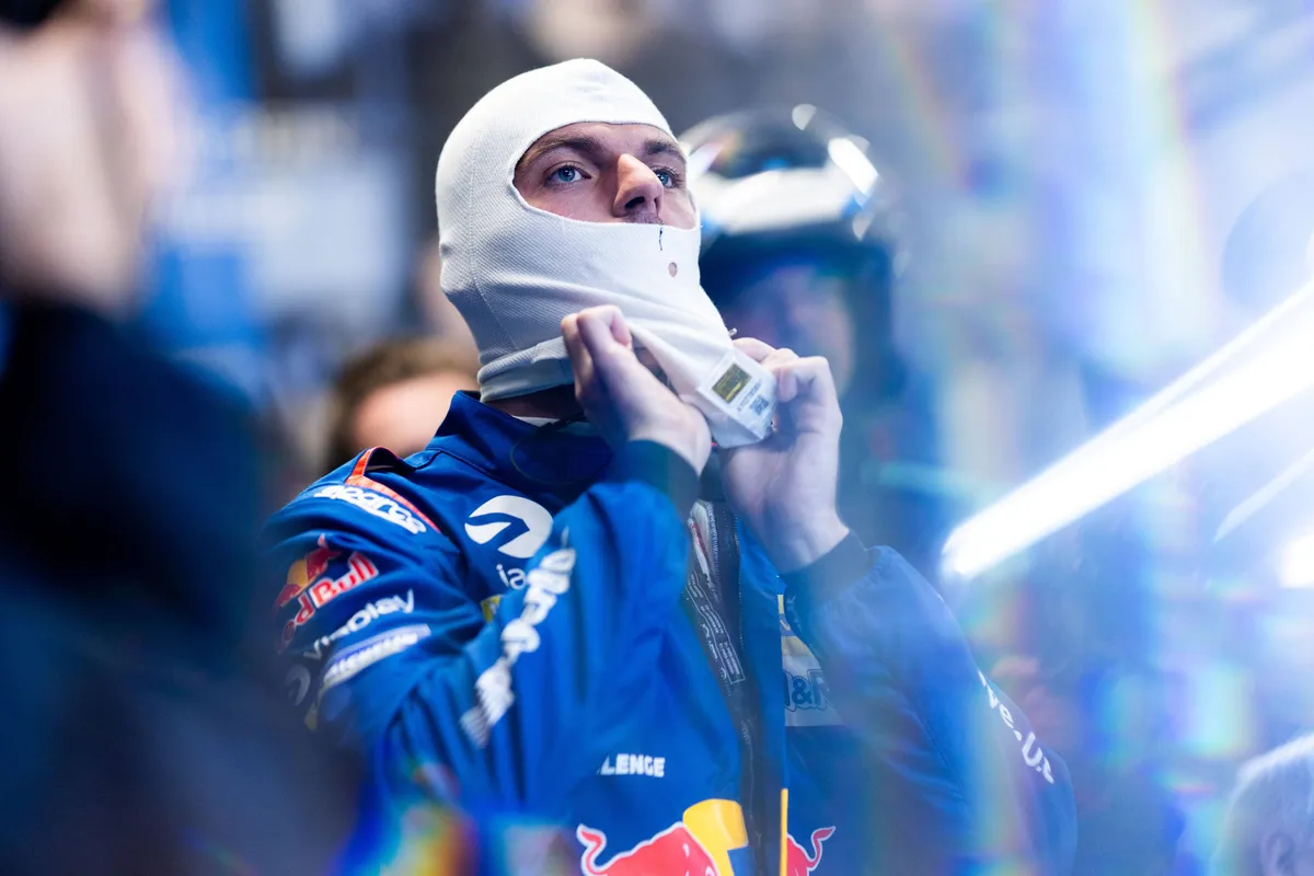 Max Verstappen maakt zich klaar voor een nachtstint tijdens de 24 uur van de Nürburgring