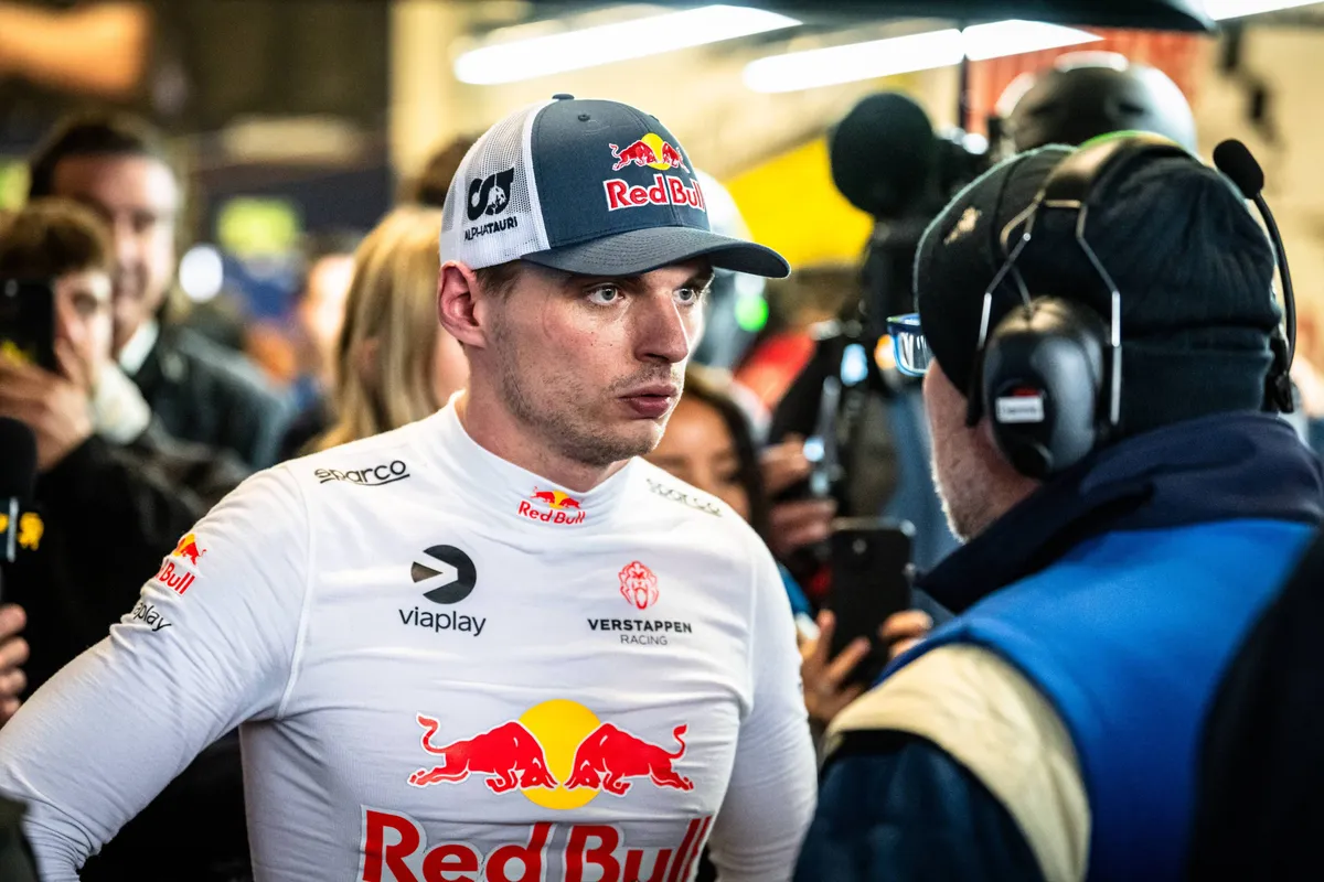 Max Verstappen in gesprek met een ingenieur tijdens de 24 uur van de Nürburgring