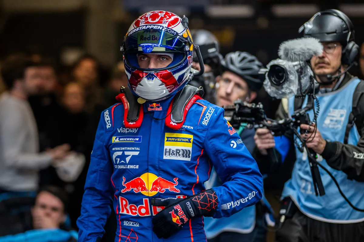 Max Verstappen kijkt bezorgd tijdens de 24 uur van de Nürburgring