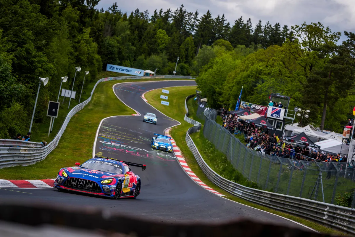 Max Verstappen wordt op de Nürburgring achtervolgd door Christopher Haase