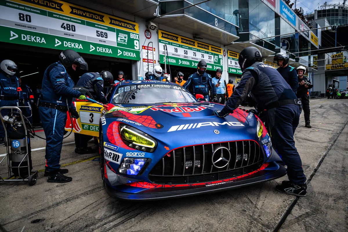 Max Verstappen wordt door zijn monteurs de garage in geduwd op de Nürburgring in 2026