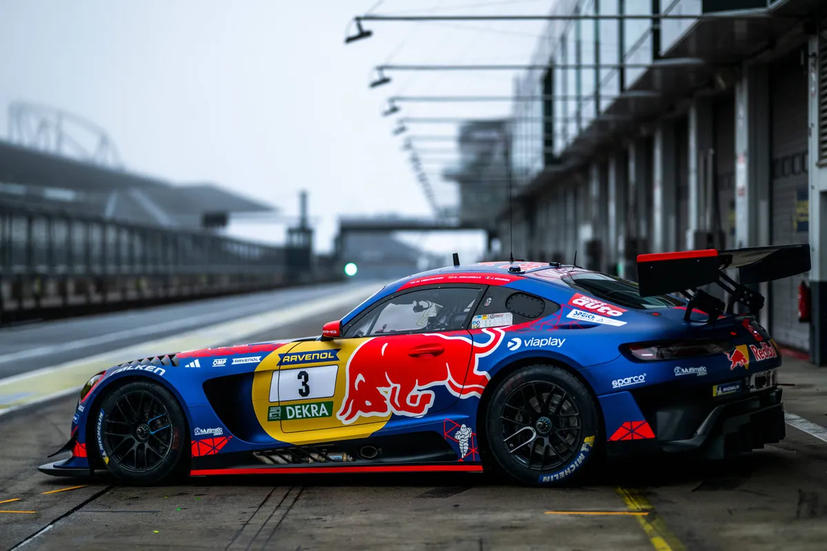 Max Verstappen in de pitstraat in de Nürburgring met zijn Mercedes AMG GT3-bolide, die langzamer is gemaakt door de officials van de ADAC