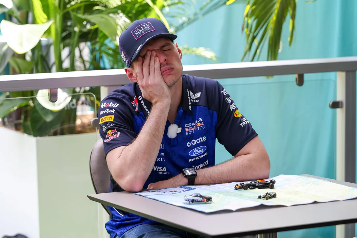 Red Bull-coureur Max Verstappen kijkt teleurgesteld tijdens 2026 F1 GP Miami