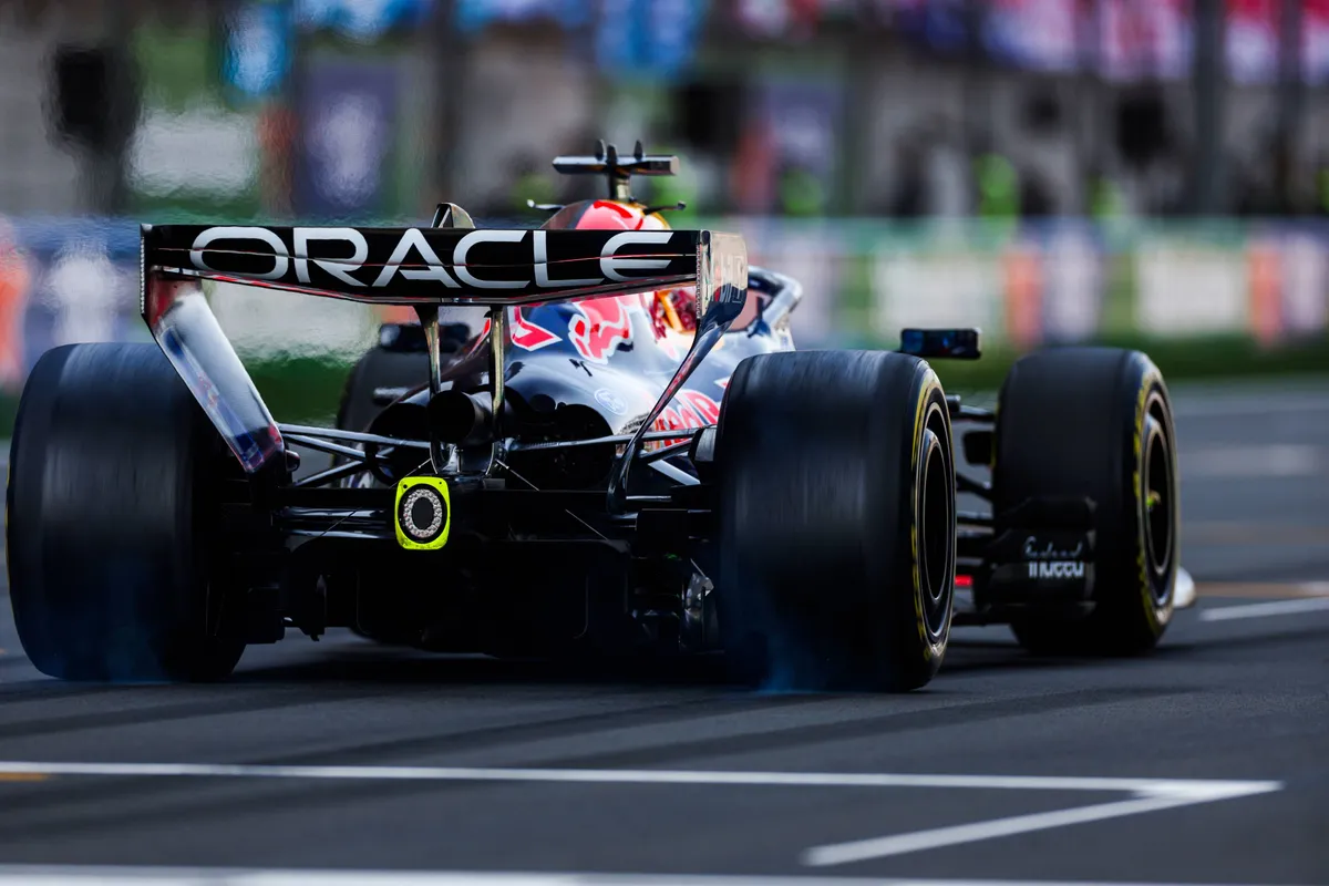 De achterkant van de Red Bull RB22 van Max Verstappen in China