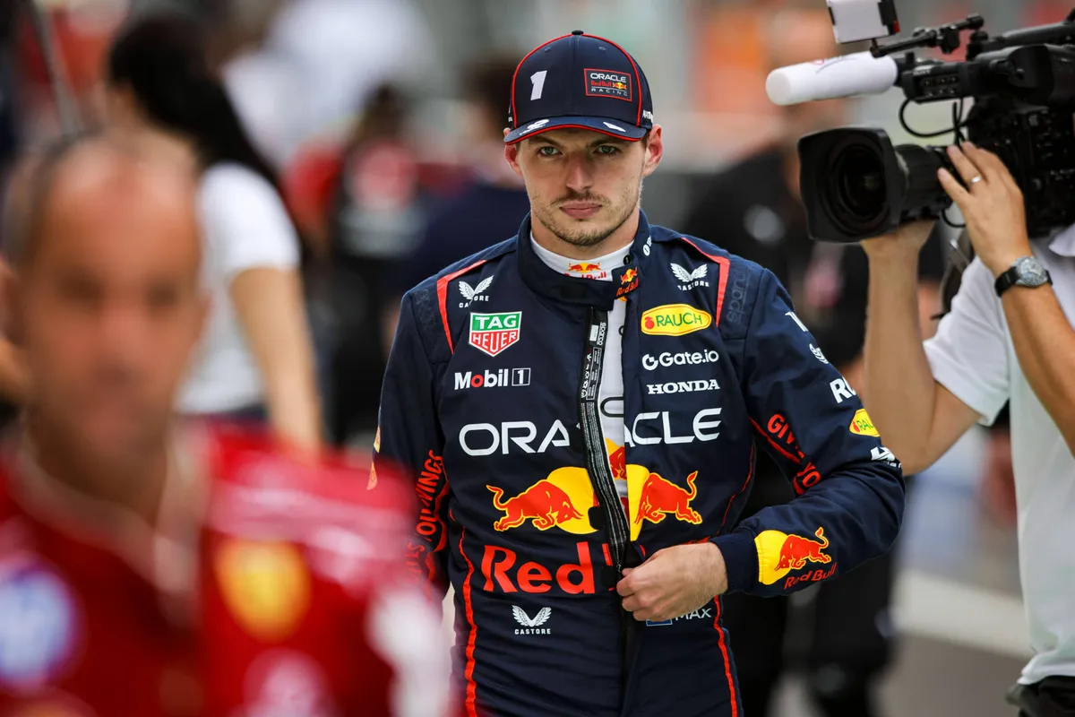 Red Bull-coureur Max Verstappen op de grid in Hongarije in 2025