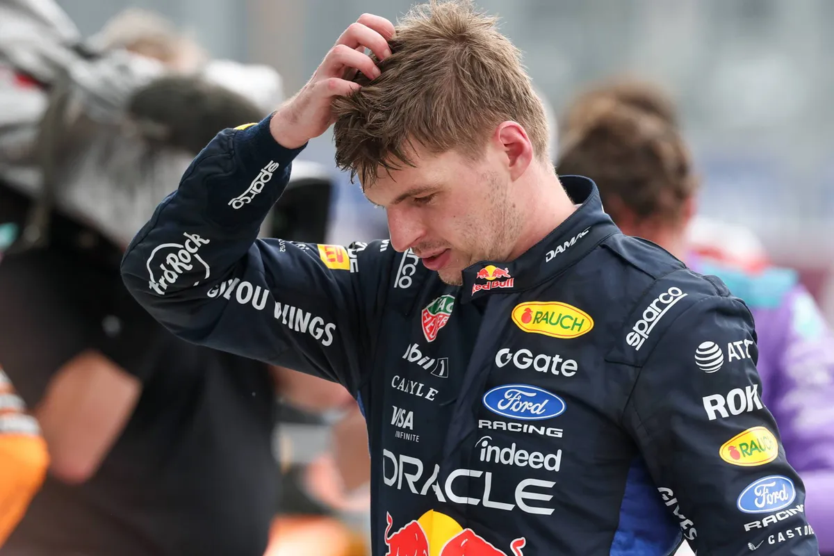 Red Bull-coureur Max Verstappen kijkt teleurgesteld na GP Miami in 2026