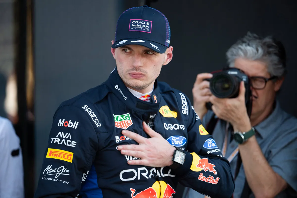 Red Bull-coureur Max Verstappen kijkt boos in de pitstraat in Miami in 2026