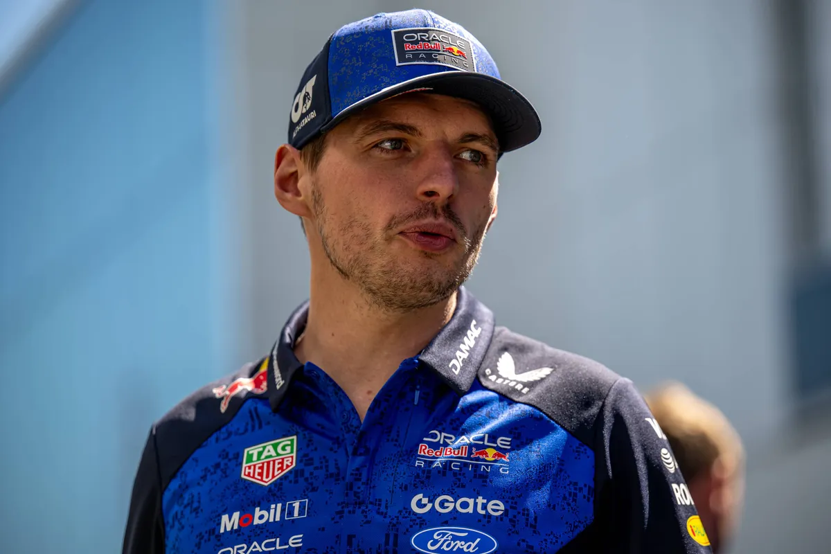 Max Verstappen praat in de F1-paddock tijdens de 2026 F1 GP Canada