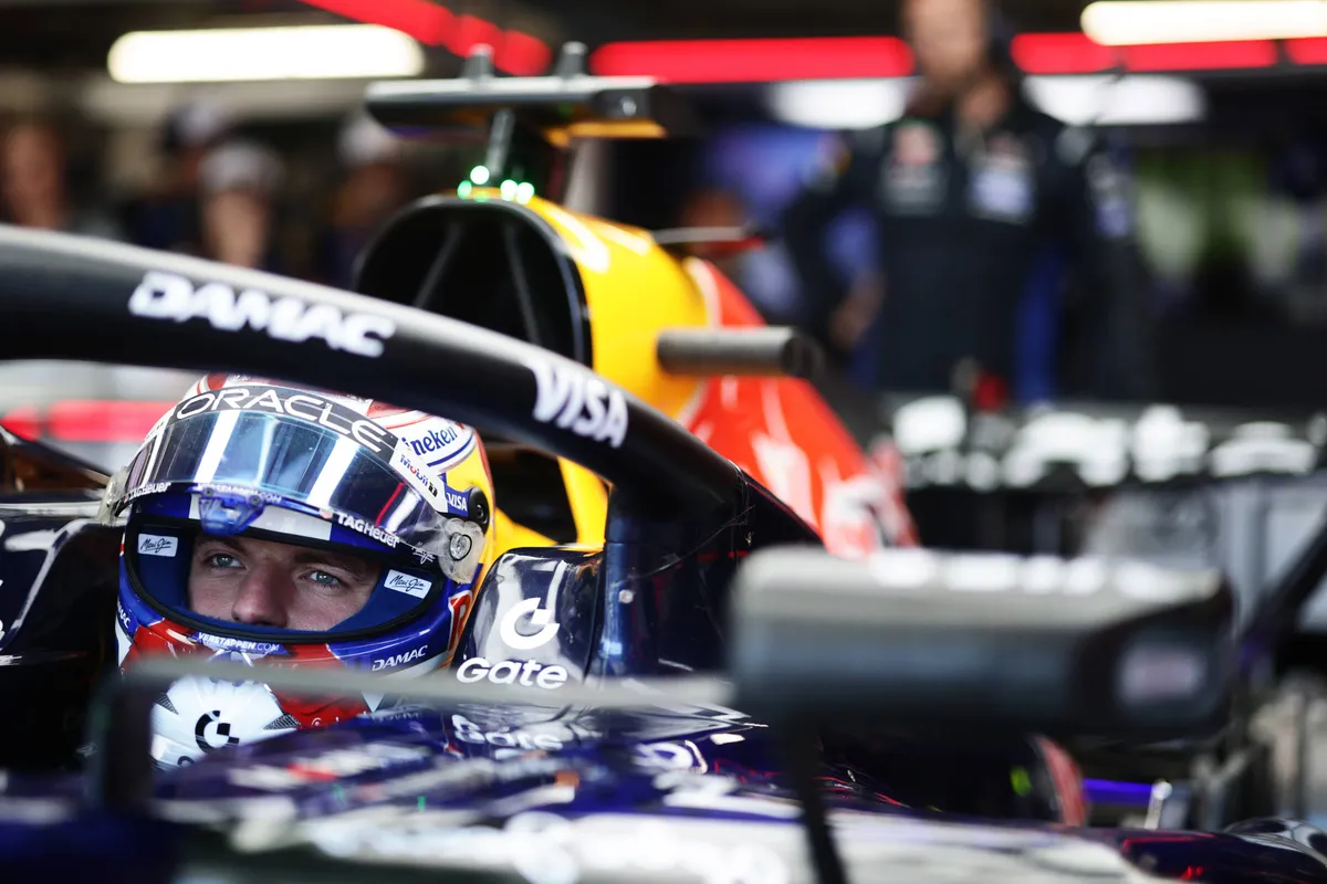 Max Verstappen in de cockpit van zijn RB22 in de Red Bull-garage in Canada