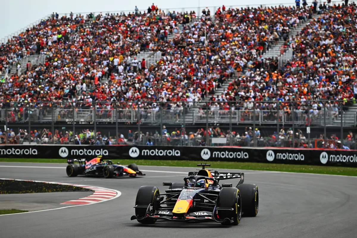 Red Bull-coureur Max Verstappen en Isack Hadjar tijdens de sprintrace in Canada