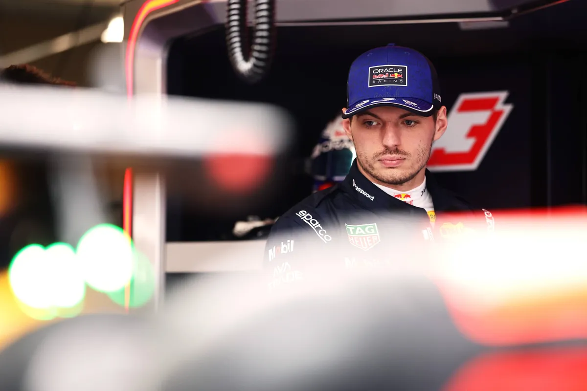Max Verstappen kijkt naar zijn Red Bull RB22 in de garage in Canada