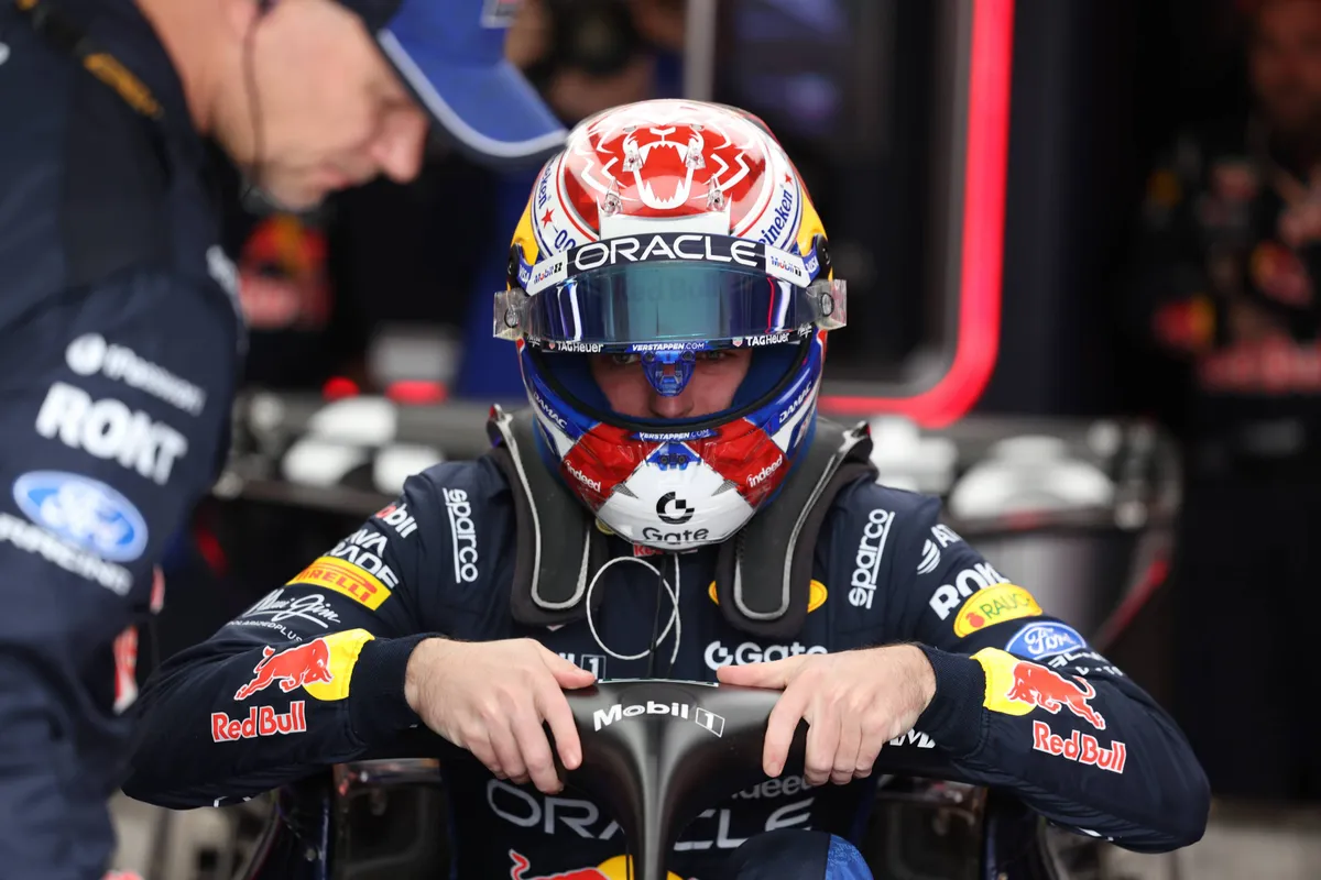 Red bull-coureur Max Verstappen klimt in zijn RB22 tijdens 2026 F1 GP Canada