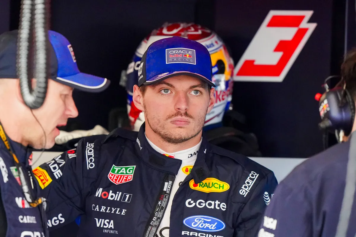 Max Verstappen kijkt gefrustreerd in de F1-garage van Red Bull Racing in Canada