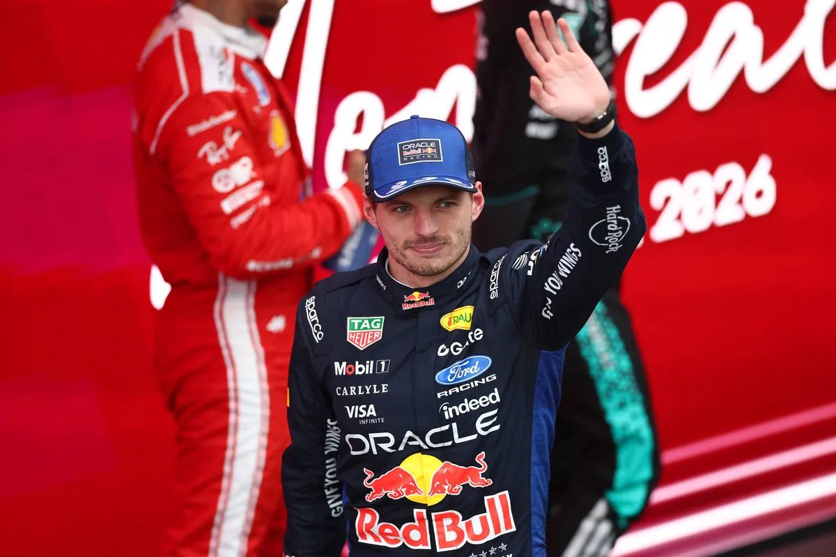 Red Bull-coureur Max Verstappen zwaait naar de fans na de 2026 F1 GP Canada
