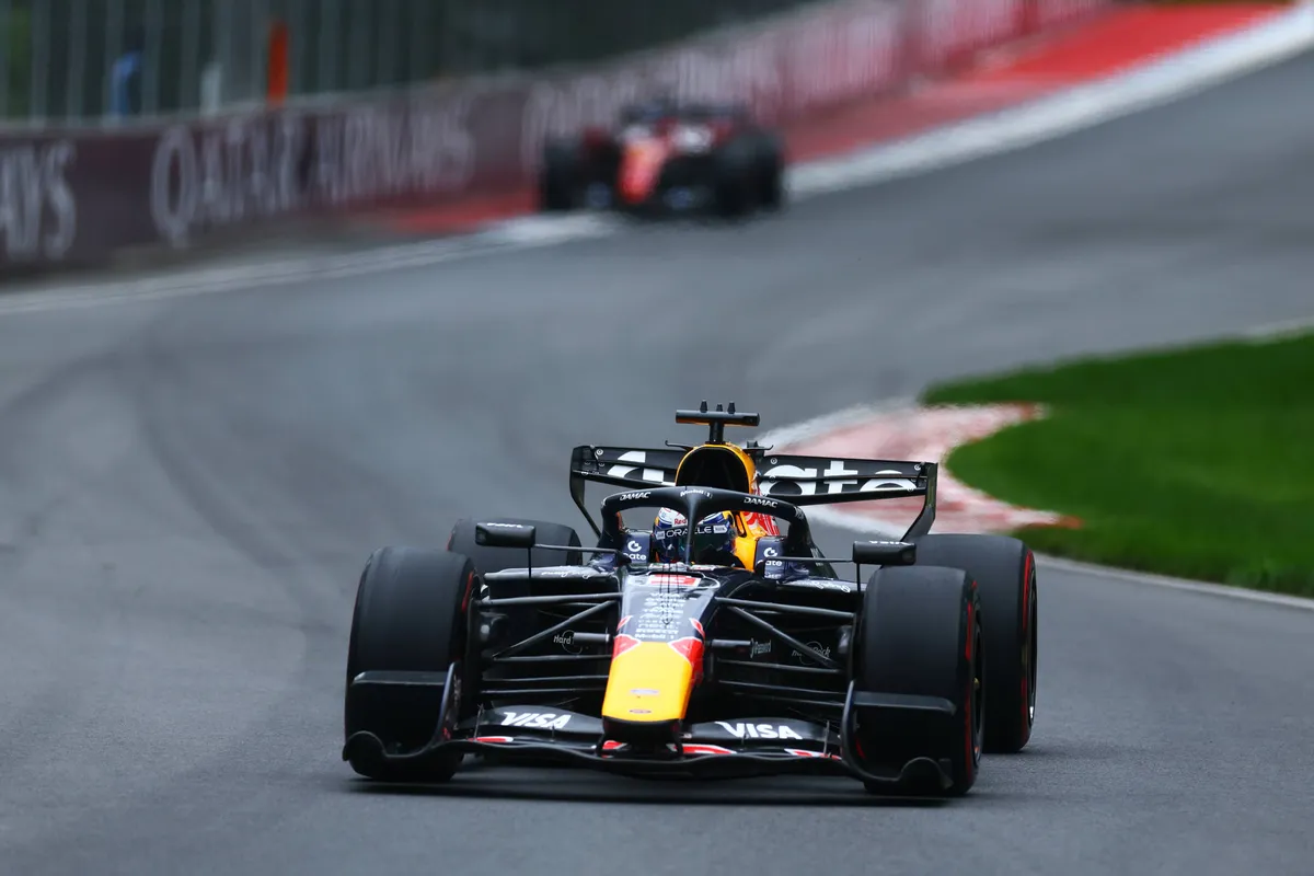 Max Verstappen rijdt voor Lewis Hamilton tijdens de F1-race in Canada in 2026