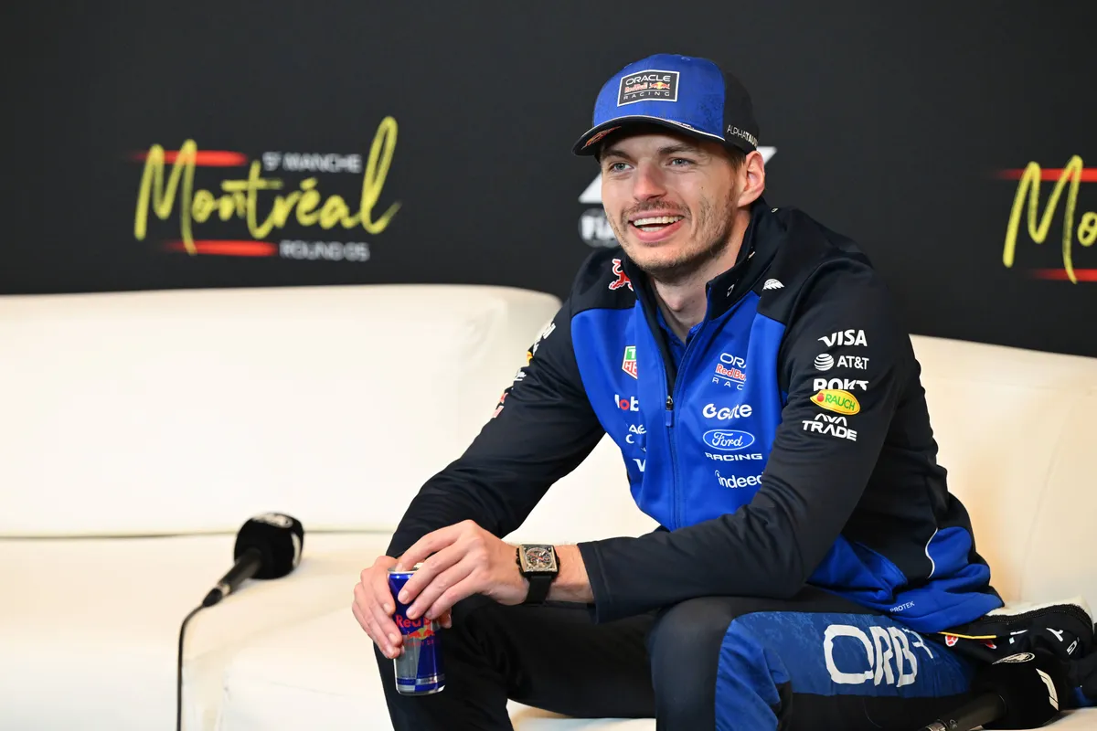 Max Verstappen lacht breed tijdens de persconferentie na de F1-race in Canada