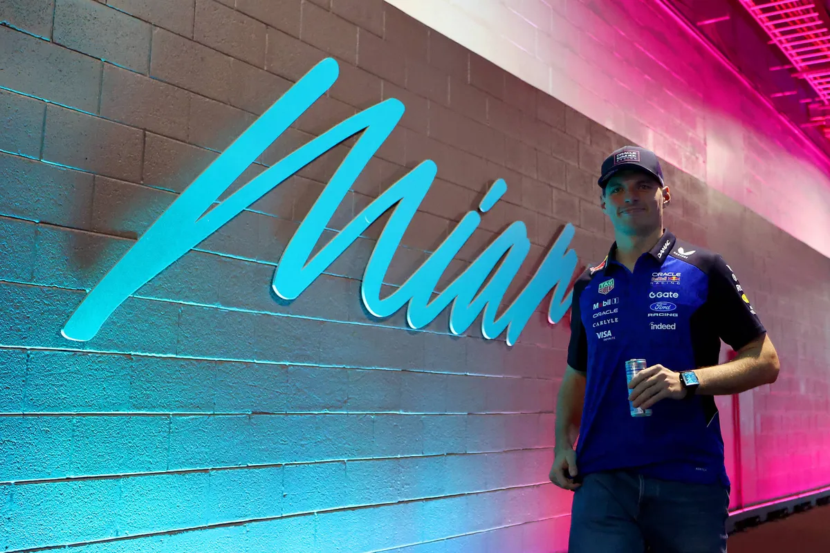 Max Verstappen voor het Miami-bord in 2026