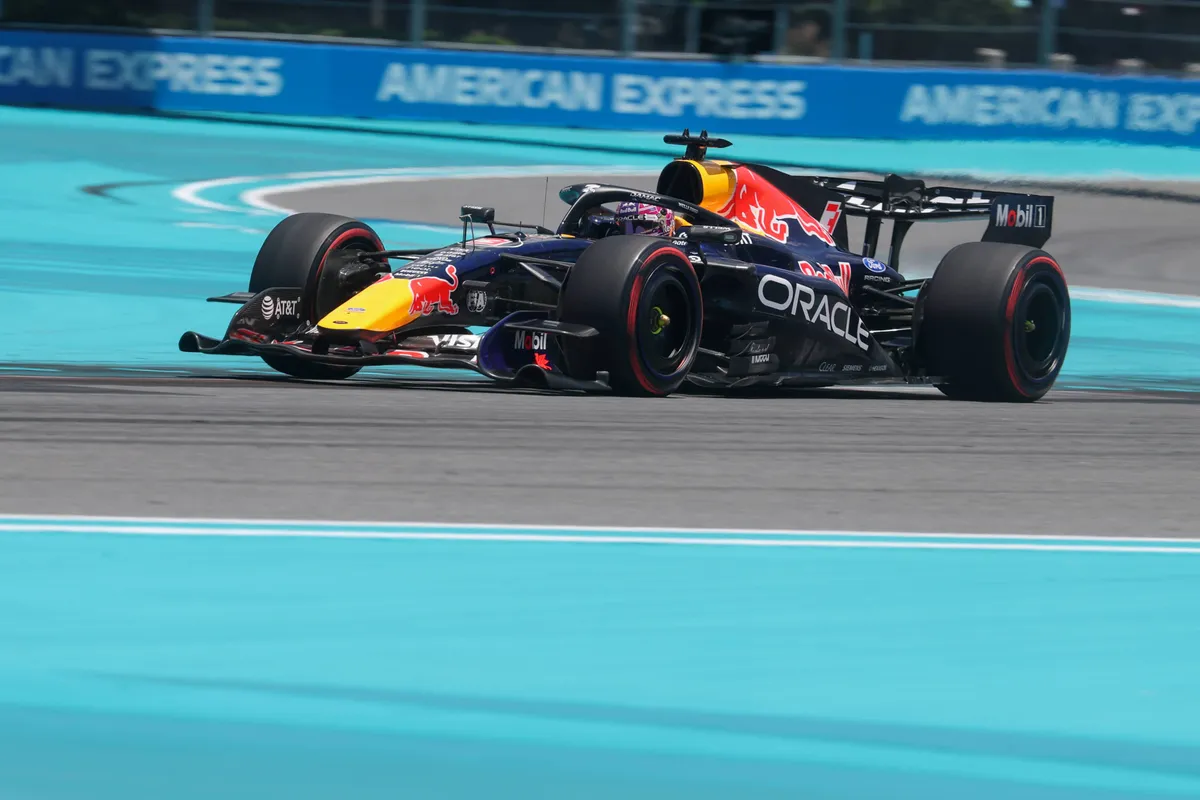 Max Verstappen in de Red Bull RB22 in Miami