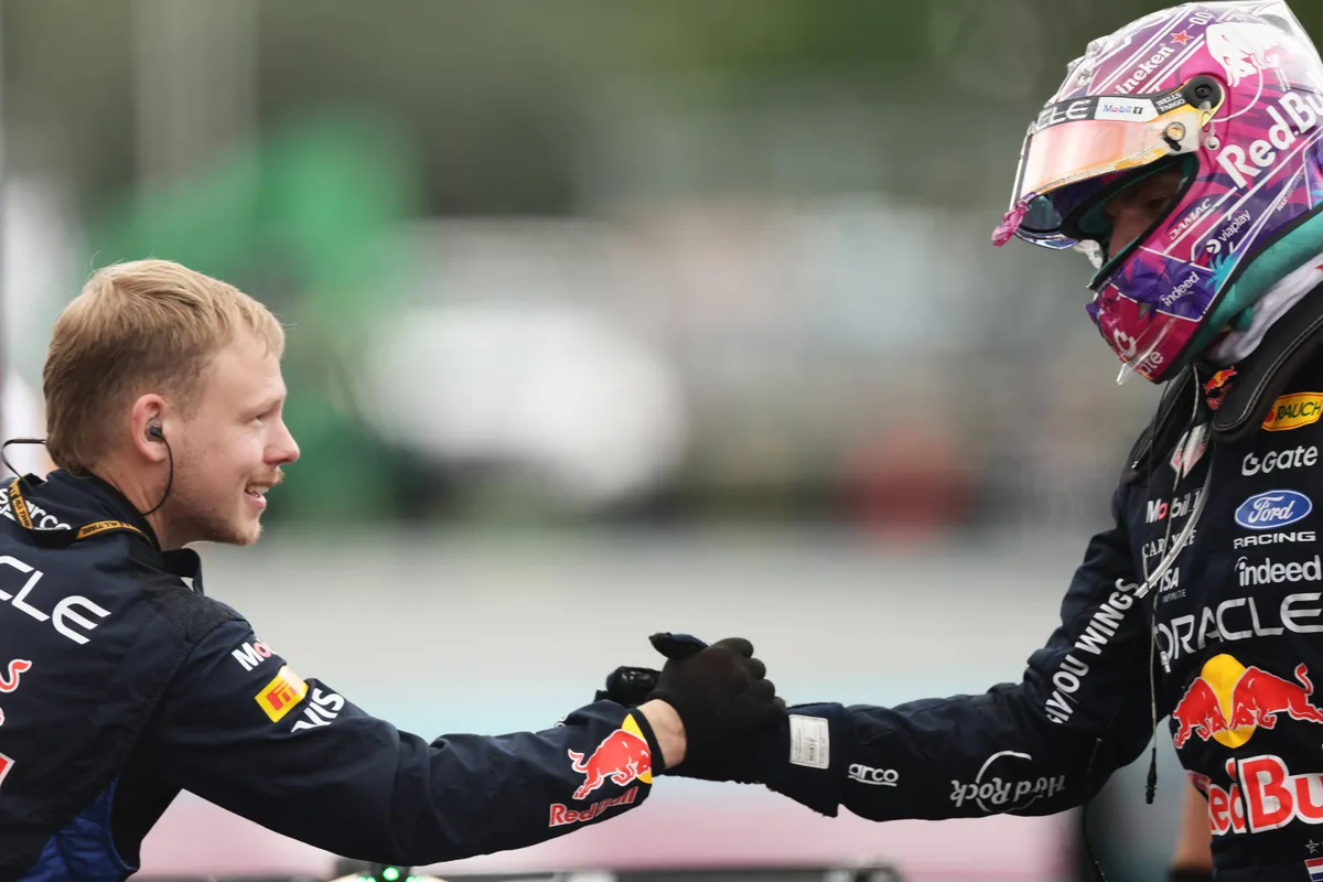 Max Verstappen geeft zijn Red Bull-monteur een hand tijdens de 2026 F1 GP Miami