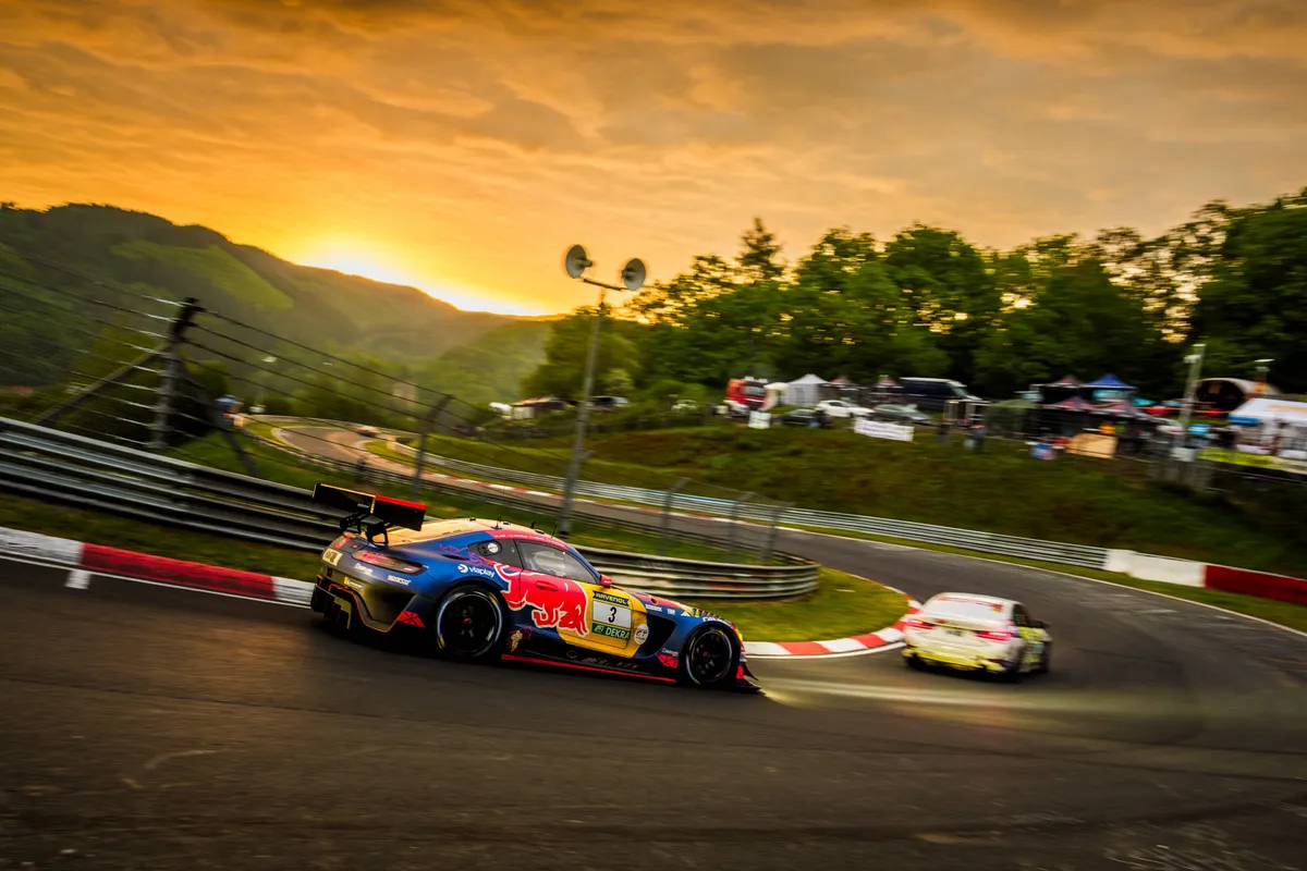 De Mercedes-auto van Verstappen Racing tijdens zonsopgang op de Nürburgring