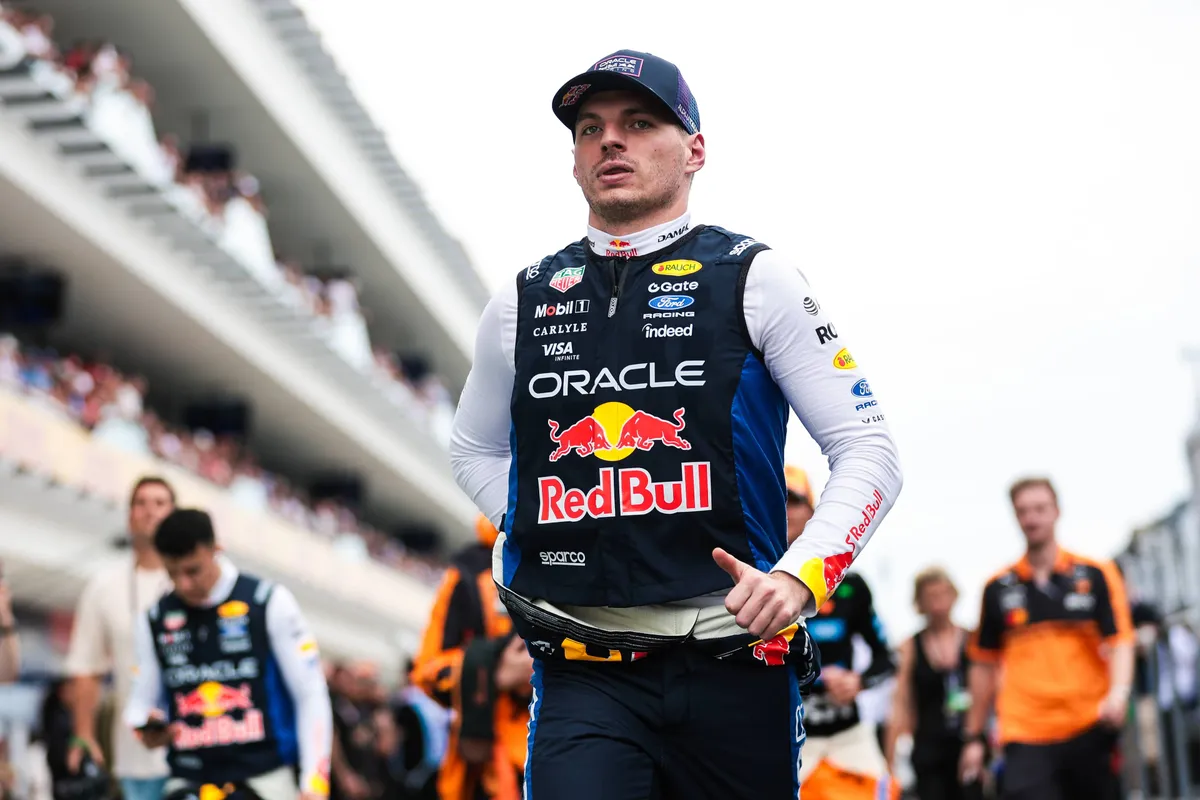 Max Verstappen reent door de pitstraat in Miami in 2026