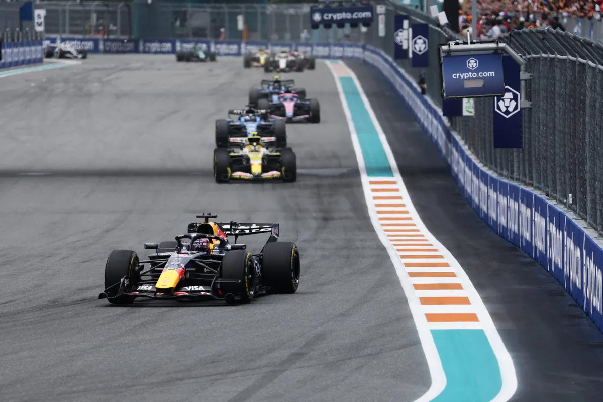 Max Verstappen rijdt voor Racing Bulls-coureur Liam Lawson in Miami
