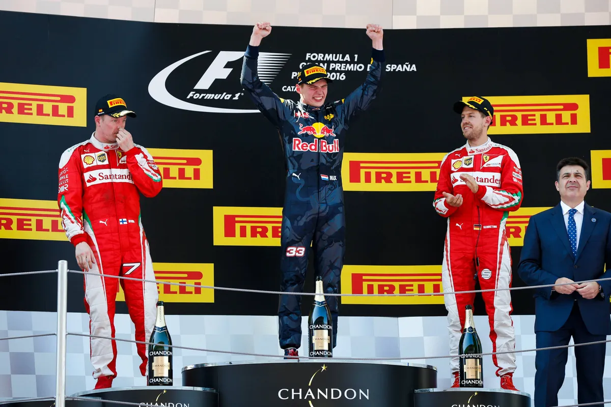 Kimi Raikkonen en Sebastian Vettel zien Max Verstappen (18) de GP van Spanje winnen in 2016