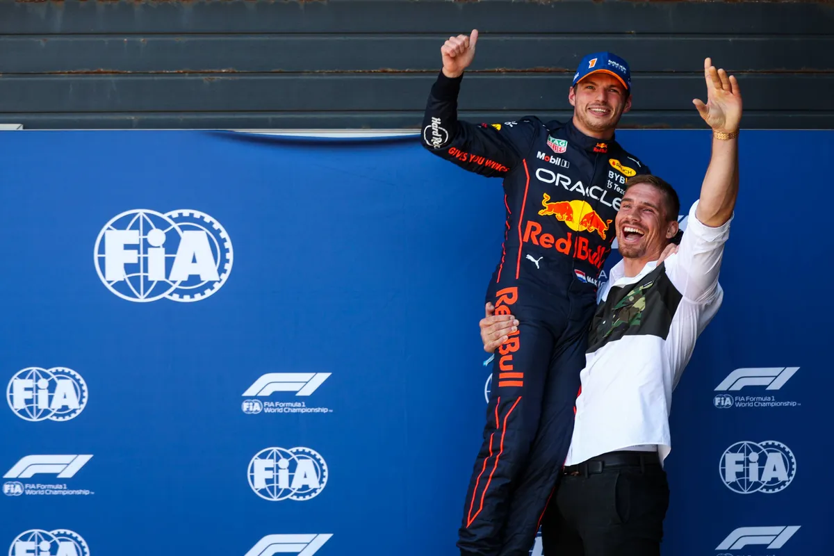 Max Verstappen en Rico Verhoeven omhelzen elkaar tijdens 2022 Dutch GP