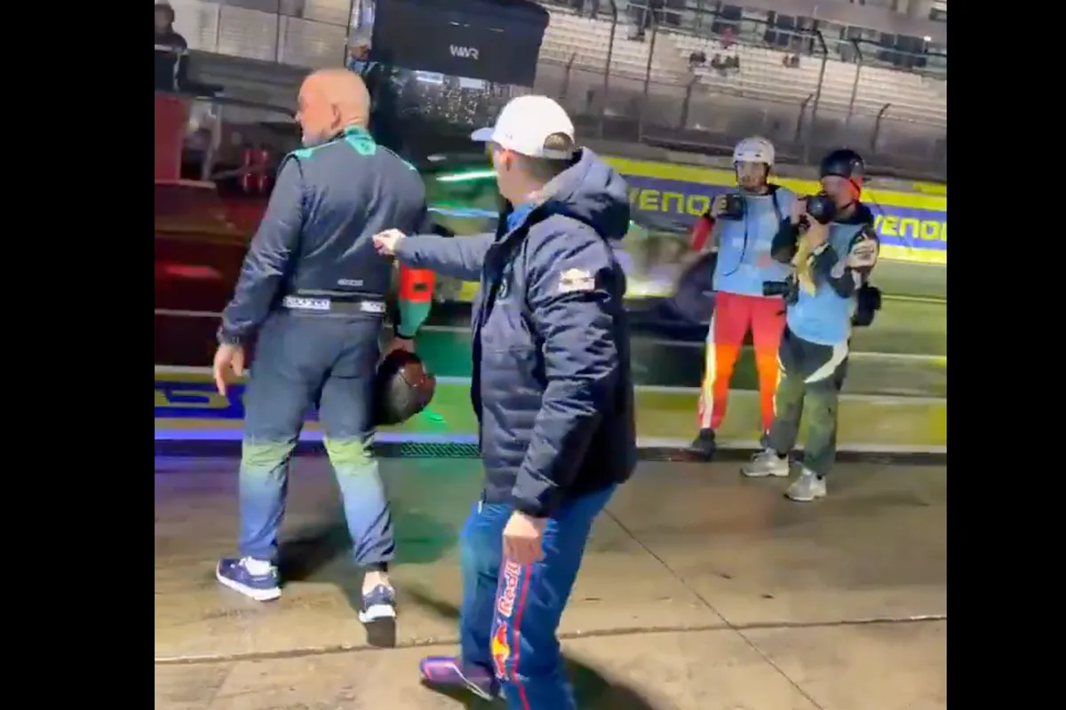 Max redt een Nürburgring-concurrent van een aanrijding in de pitstraat op donderdag
