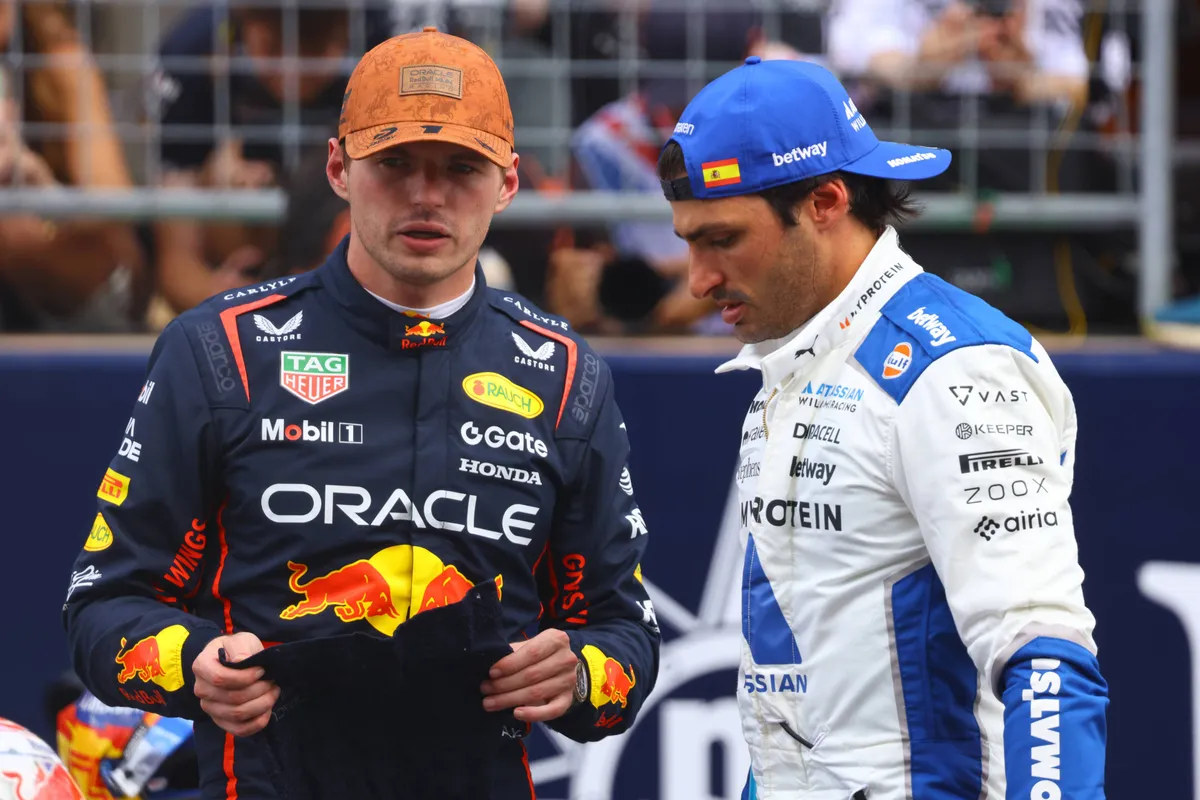 Max Verstappen overlegt met Carlos Sainz tijdens 2025 F1 GP Azerbeidzjan