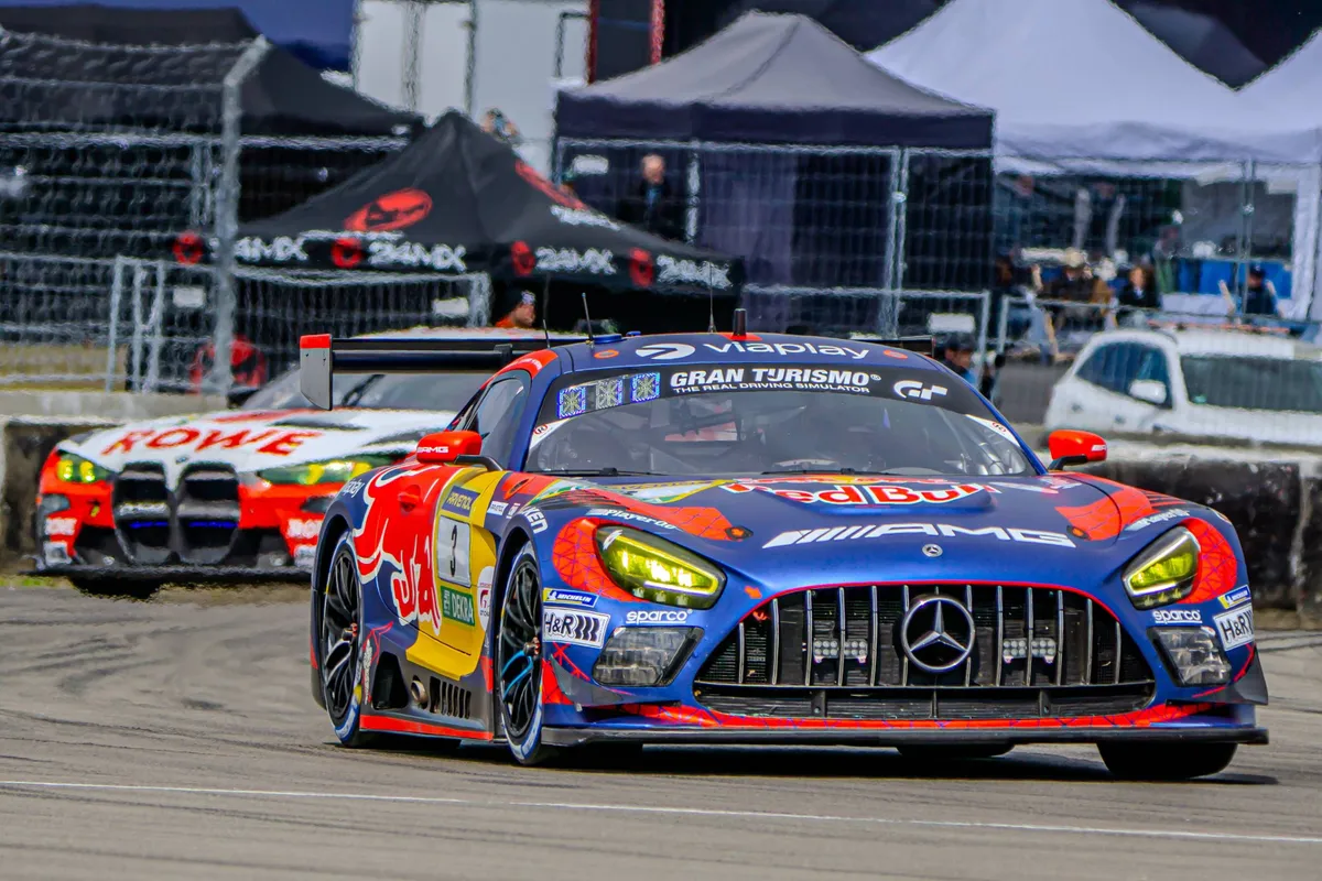 Dani Juncadella in de Mercedes AMG tijdens start 24 uur Nürburgring