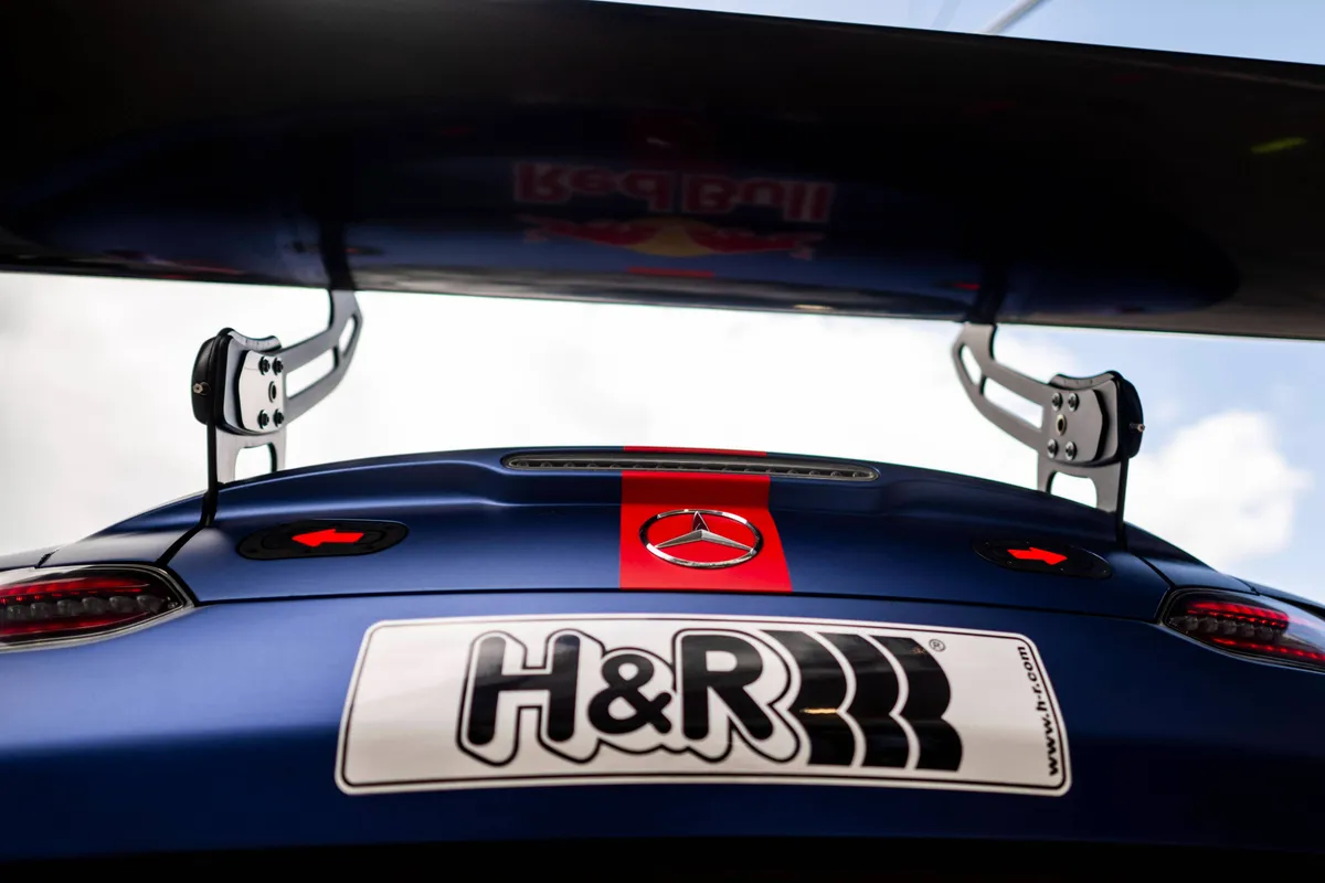 De Mercedes GT3-auto van Max Verstappen heeft problemen op de Nürburgring