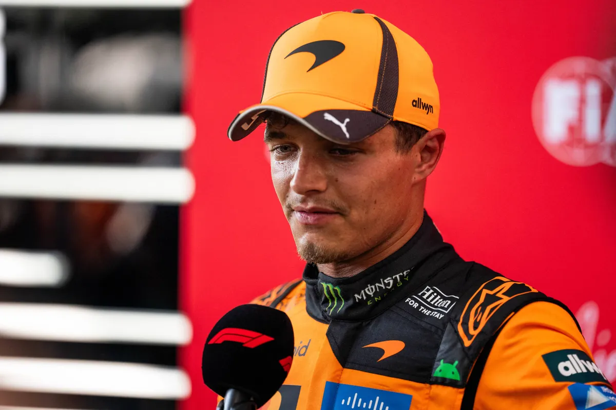 McLaren-coureur Lando Norris in gesprek met de media in Miami 2026