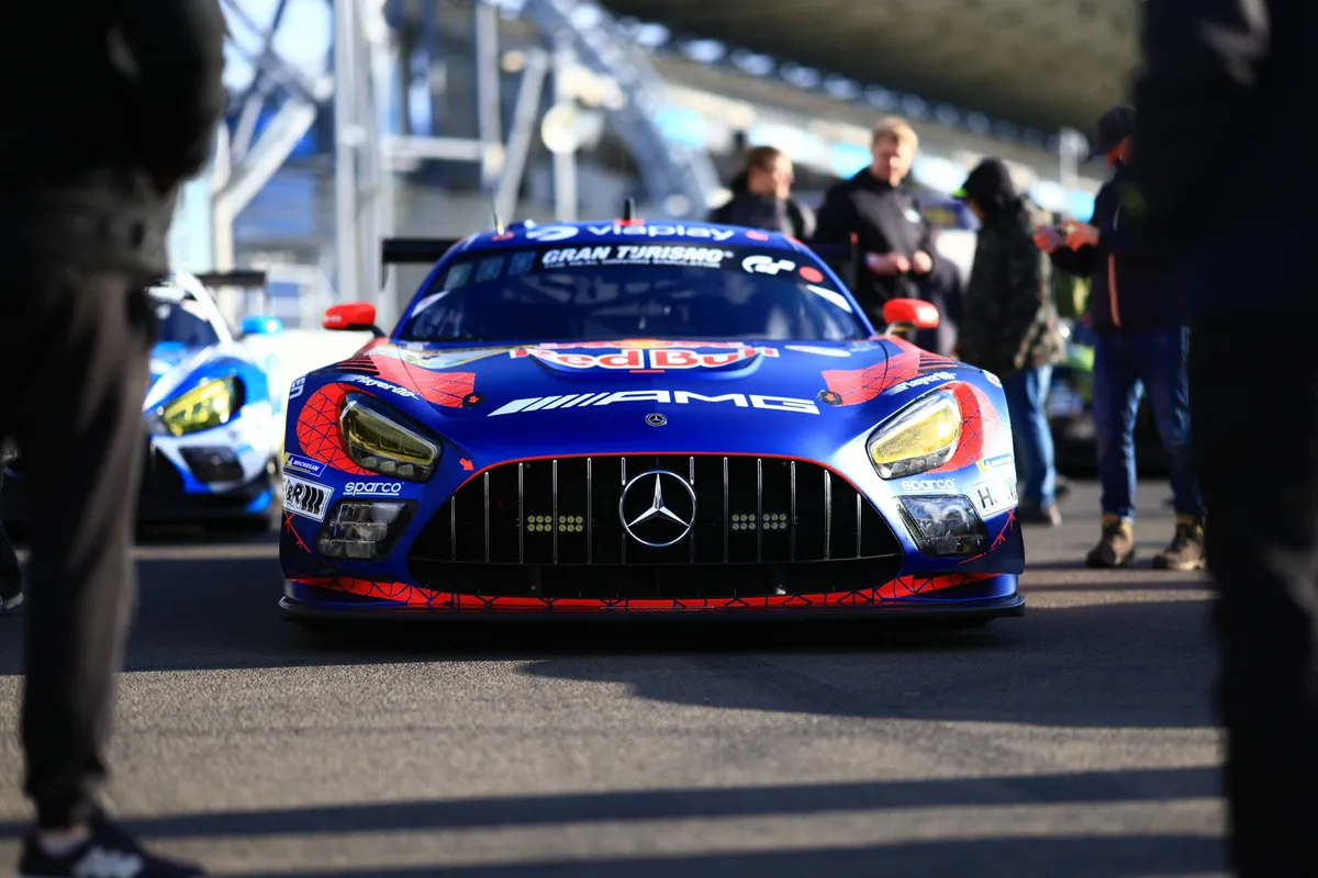 De Mercedes-AMG GT3-bolide van Verstappen Racing op de Nürburgring Nordschleife