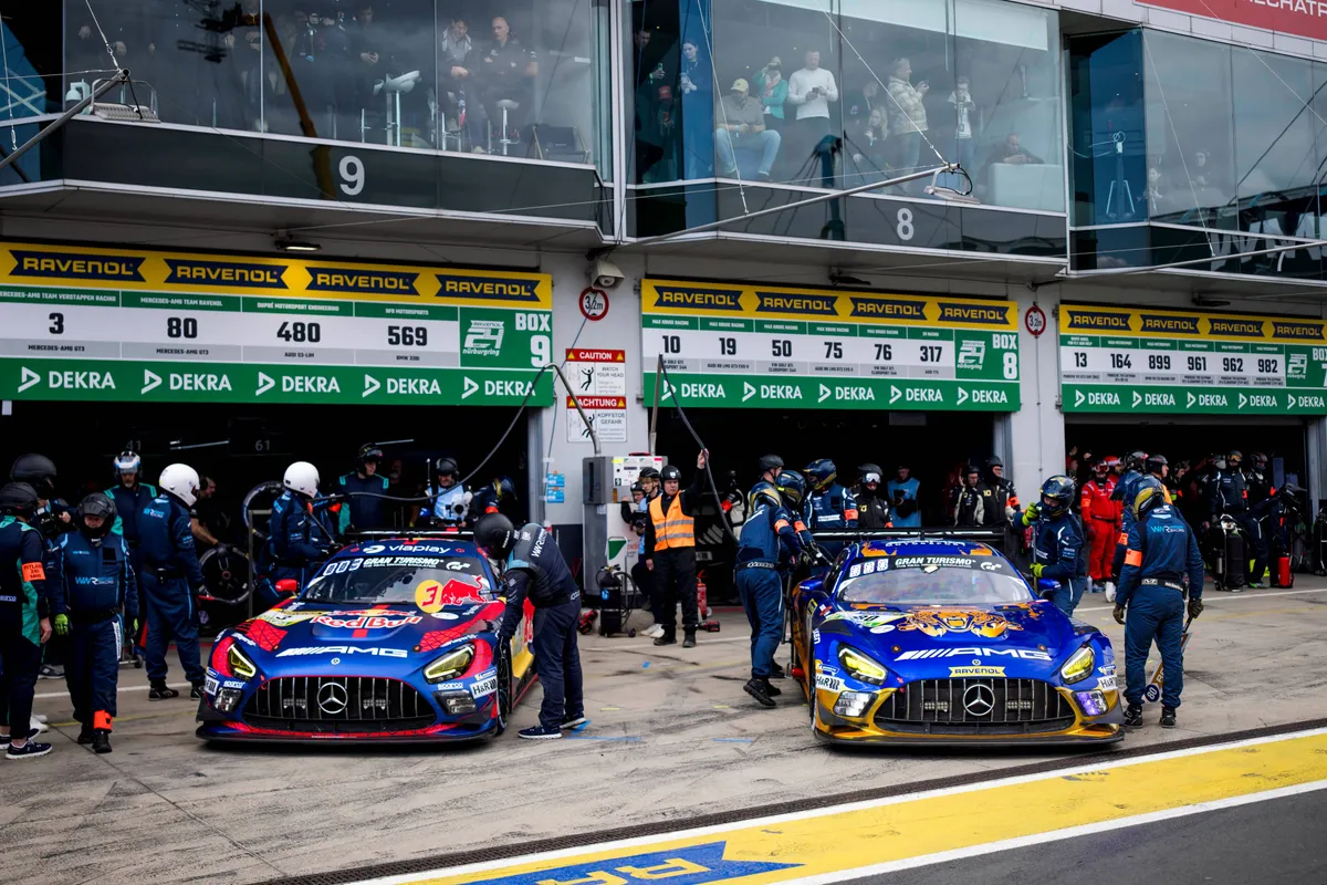 De #80 Ravenol Mercedes en de #3 Verstappen Racing Mercedes
