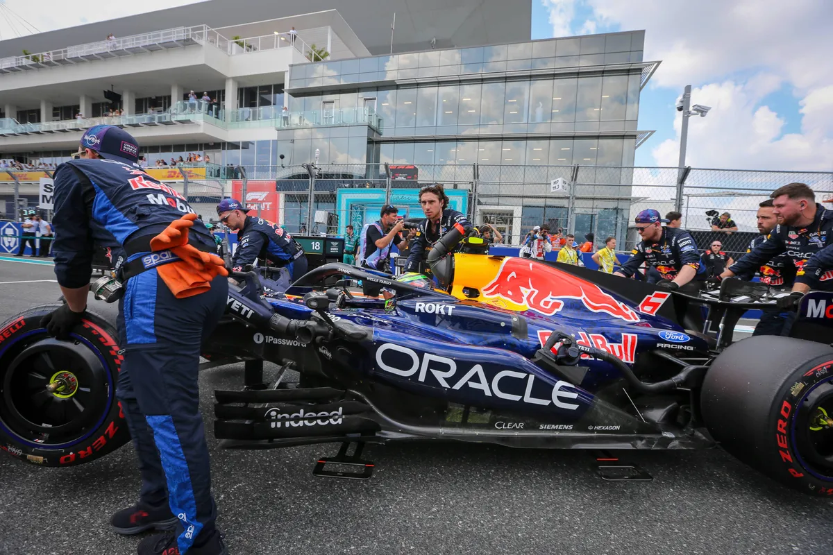 De Red Bull Racing RB22 van Isack Hadjar op de grid in Miami
