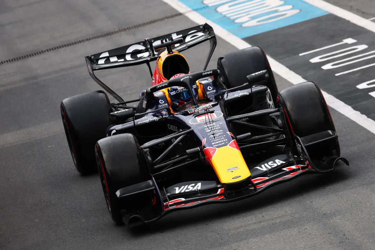 De Red Bull RB22 van Max Verstappen in de pitstraat in Canada