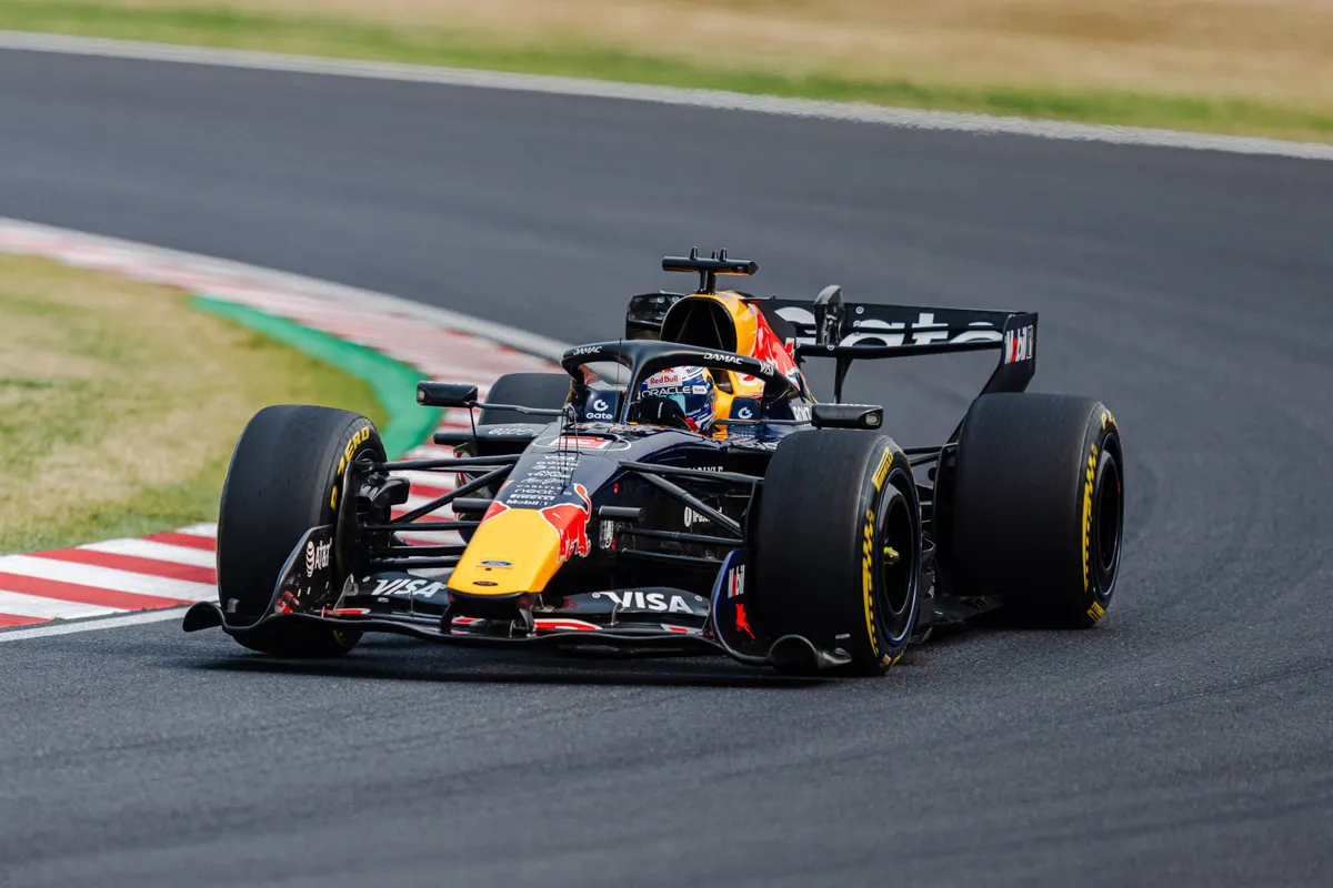 Max Verstappen in de Red Bull RB22 in Japan in 2026