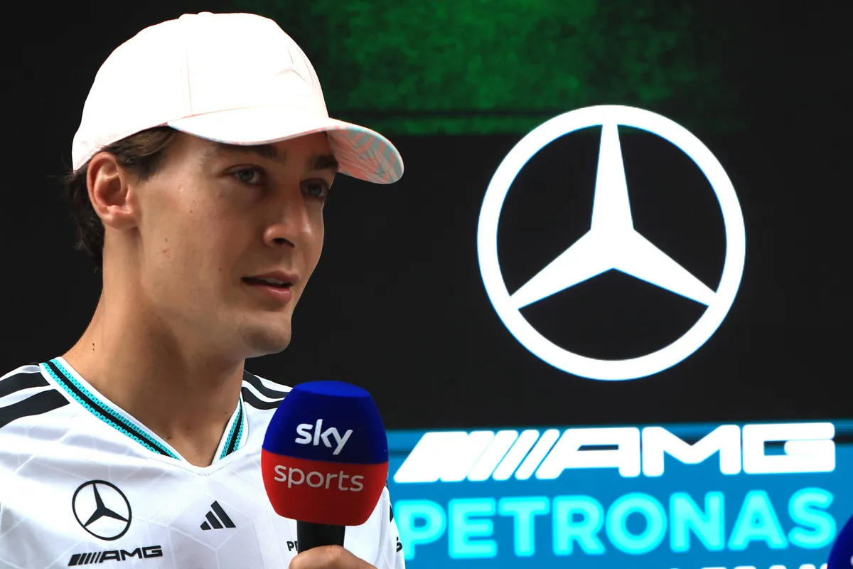 Het Mercedes-logo achter George Russell, die spreekt met Sky Sports in Miami