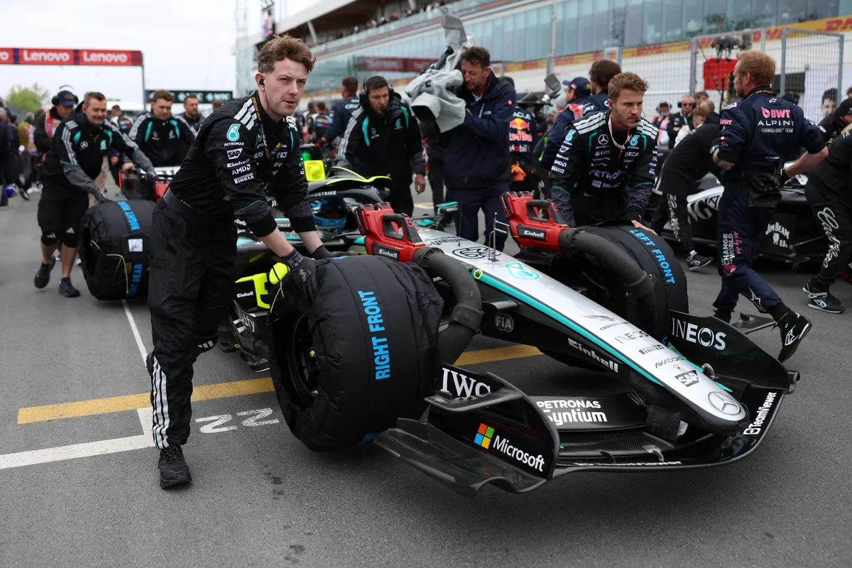 Mercedes-coureur George Russell wordt de grid op geduwd in Canada